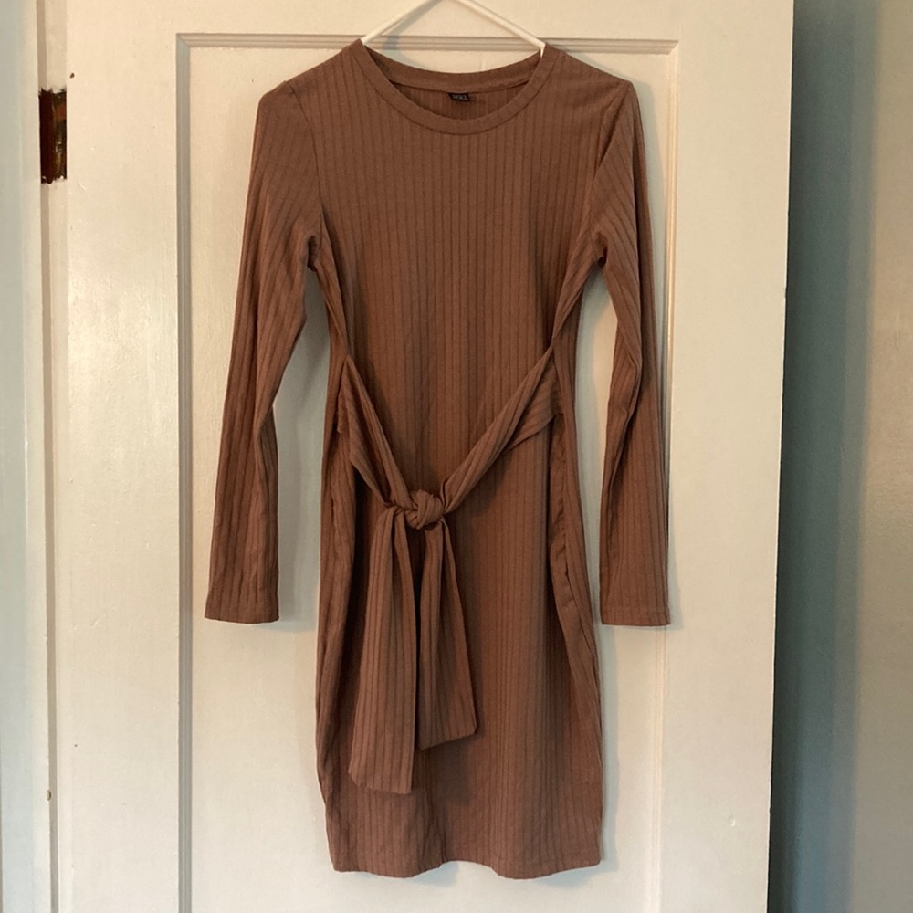 Size medium tie waist dress with ribbed texture long sleeve
